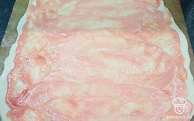 Смажьте смесью майонеза и кетчупа.