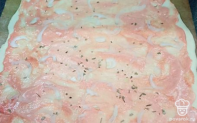 Тоненько порежьте лук. 