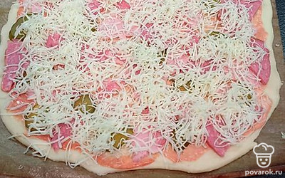 Щедро посыпьте мелко тёртым сыром. Не жалейте.