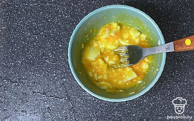 Яйцо отварите всмятку, добавьте к нему чеснок и разомните вилкой.