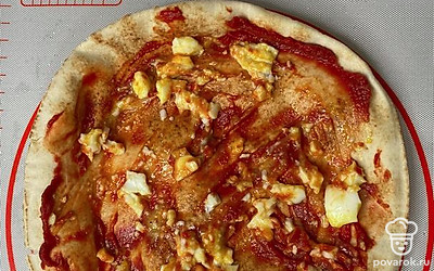 Сверху выложите яичную смесь.