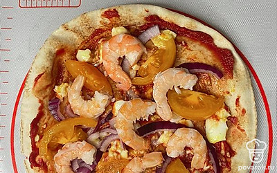 Далее лук, помидоры, креветки.