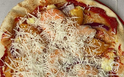 Посыпьте тёртым сулугуни и готовьте в духовке 10 минут при 180 градусах.