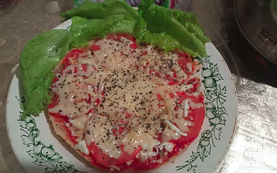 Поместите в духовку или микроволновку на 3-4 минуты, чтобы сверху сыр расплавился.