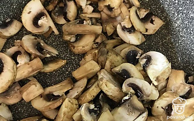 Нарежем грибы и обжарим на среднем огне до готовности около 10 минут, добавим соевый соус и готовим ещё 2 минуты на медленном огне.