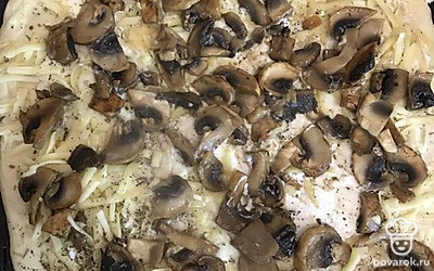 Выкладываем грибы.