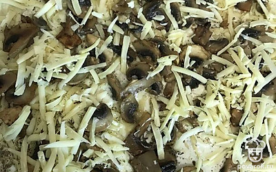 Сверху посыпаем оставшимся сыром и ставим в духовку на 180 градусов до готовности (примерно минут 15-20).