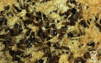 Подаем на большой тарелке или деревянной доске.