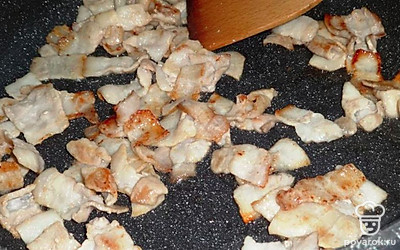 Бекон нарежьте небольшими кусочками и обжарьте на сухой сковороде до хрустящего состояния. Выложите бекон на бумажное полотенце для удаления лишнего жира.