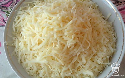 Сыр натрите на средней тёрке.