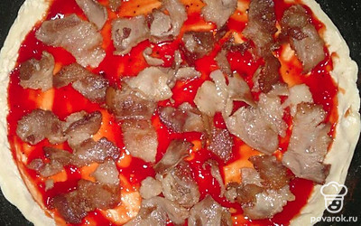 На томатный соус выложите обжаренный бекон.