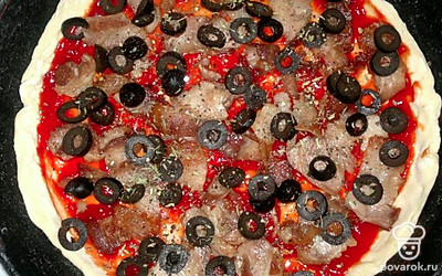 Положите нарезанные оливки. Посыпьте пиццу сушёным тимьяном и свежемолотым чёрным перцем.