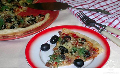 Переложите пиццу на блюдо, украсив свежим укропом. Подавайте горячую пиццу с оливками и беконом к столу, разрезав на порции. Приятного аппетита!