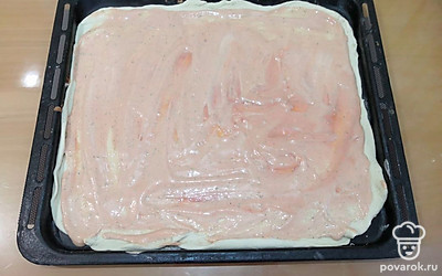 Равномерно распределите соус по тесту.