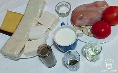 Подготовьте все необходимые ингредиенты для приготовления блюда. Куриное филе промойте под холодной водой и обсушите. Тесто разморозьте. Чеснок очистите. Помидоры вымойте.