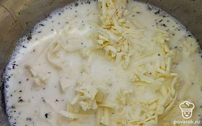 В кастрюлю налейте кокосовое молоко и поставьте на огонь. Выдавите в молоко оставшийся чеснок и насыпьте по вкусу сушеный базилик, размешайте. Плавленые сырки натрите на терке и тоже отправьте в молоко. Варите молоко с сыром на умеренном огне до тех пор, пока масса не загустеет. Постоянно помешивайте. В конце добавьте соль, черный молотый перец по вкусу.