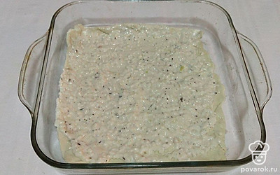 Форму для запекания смажьте растительным маслом. Тесто тонко раскатайте и выложите в форму. Сверху на тесто выложите соус и распределите его по всей поверхности теста. Помидоры нарежьте тонкими круглыми ломтиками. Твердый сыр натрите на терке.