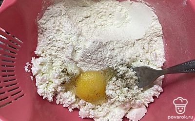 Разомните творог вилкой, вбейте яйцо, соль, перец, муку 80 г, перемешайте. 