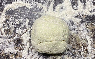 Посыпьте рабочую поверхность оставшейся мукой, замесите тесто. Заверните его в фольгу и положите в холодильник на 5 минут. 