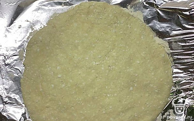 Тесто раскатайте в круг шириной в 1 см на фольге. 
