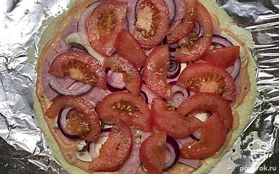 Смажьте тесто майонезом и кетчупом. Выложите все ингредиенты. Поставьте в духовку или конвекционную печь на 30-40 минут на 180-200 градусов. Через 20 минут запекания можно накрыть фольгой. За 5 минут до конца уберите фольгу и посыпьте сыром. 