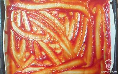 Тесто выложите на противень, смажьте кетчупом