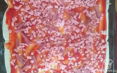 На слой кетчупа положите колбасу