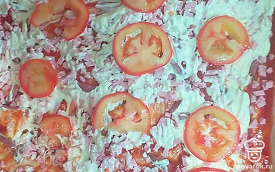 Сверху положите помидоры