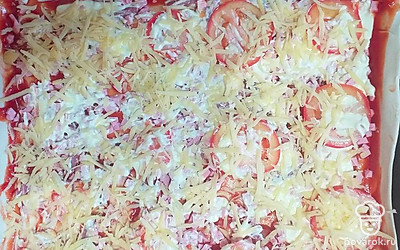 Смажьте майонезом, присыпьте сыром.