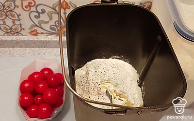 Тесто замешайте в хлебопечке, или в миске и дайте 30 мин подойти в теплом месте.