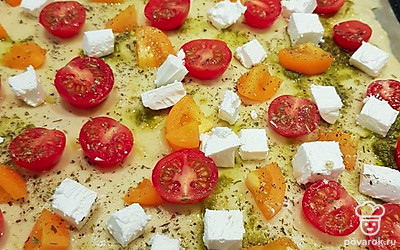 Положите нарезанные помидоры, посыпьте приправой, сверху сыр- любой. Чаще это сочетание феты или рикотты и твердые сыры. Сверху идет моцарелла.