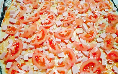 Выложите поверх поочередно: колбасу, лук, очищенные от кожицы помидоры.