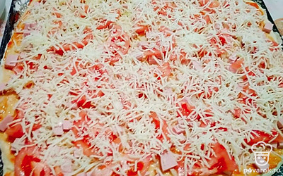 Посыпьте сверху натертым на мелкой терке сыром.
