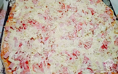 Покройте поверхность соусом из майонеза и сметаны поровну. Для румяной корочки добавьте немного сыра. Запекайте в духовке до готовности.
