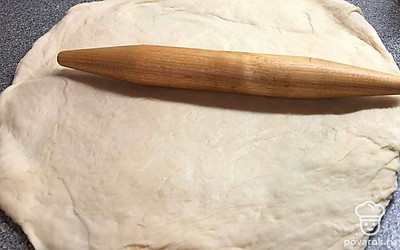 Раскатайте тесто, сделайте бортик.