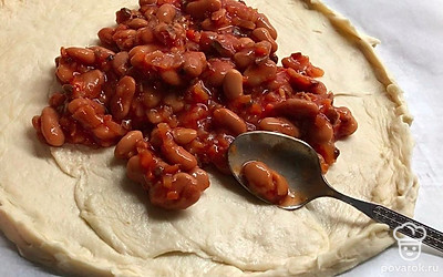 Выложите фасоль на тесто.