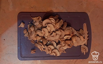 Помойте и нарежьте шампиньоны.
