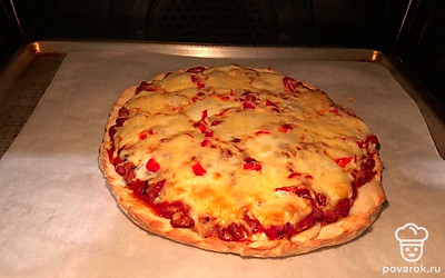 Натрите на крупной терке твердый сыр. Посыпьте сверху. Затем поставьте в разогретую до 180 градусов духовку и запекайте до готовности около 15 минут.