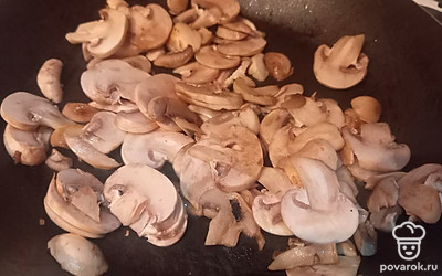 Обжарьте на сковороде с маслом.