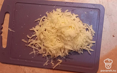 Натрите на терке сыр.
