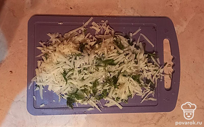 Помойте и нарежьте зелень, смешайте с сыром.