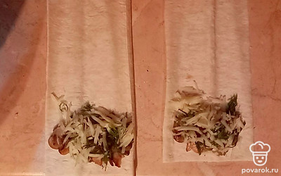 Лаваш разрежьте на полоски. На каждую выложите по одной столовой ложке грибов и сыра.