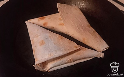 Положите их на сковороду с маслом. 