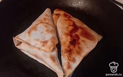 Обжаривайте заготовки с двух сторон. Томите минуты по 2-3 до золотой корочки.