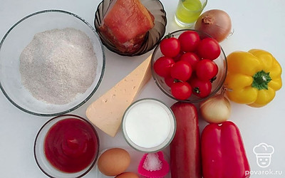 Нарежьте тонкими пластинами ветчину, а бекон полосками. Лук нарежьте полукольцами, перец длинной соломкой. Разрежьте помидоры на 4 части. Натрите сыр на терке. Разогрейте духовку до 200 ℃.