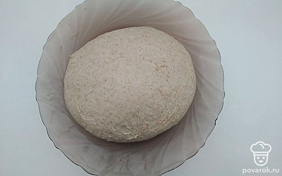 Подготовьте глубокую миску, просейте в нее муку, добавьте молокой, яйца, растительное масло, соль, сахар, соду и лимонную кислоту. Замесите тесто и оставьте отдыхать.