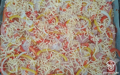 Отправьте тесто в духовку и выпекайте до полуготовности. Затем достаньте из духовки и смажьте томатным соусом. Положите ветчину, бекон, перец, лук и помидоры. Посыпьте сыром и отправьте в духовку до готовности.