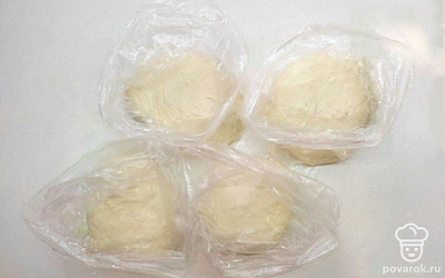 Высыпьте дрожжи в воду с сахаром и солью. Когда поднимется шапочка, вылейте их в муку вместе с оливковым маслом. Замесите тесто, а затем разделите его на 4 части. Разложите в пакеты, смазанные оливковым маслом, завяжите их и отнесите в холодильник на сутки.