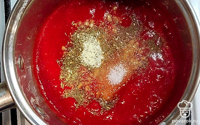 Через сутки извлеките тесто из пакетов, сделайте 4 шарика и оставьте прогреться в течение 1 часа. Приготовьте соус. В томатную смесь добавьте специи, оливковое масло и уваривайте в течение 20 минут.