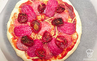 Раскатайте по одному шарику теста на диаметр 24 см, смажьте его томатной смесью, посыпьте обычным твердым сыром. Выложите колбасы, вяленные помидоры и посыпьте моцареллой. Выпекайте в разогретой до 250 градусов духовке 10 минут. Таким же образом испеките остальные 3 пиццы.